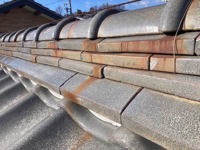 サビが目立つ冠瓦の番線